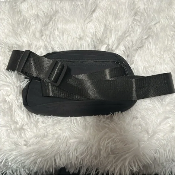 🆕 Basic Essentials everywhere belt bag 1L - Black - Picture 4 of 4